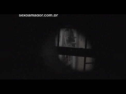 ❤️ Lourinho é secretamente filmado por um voyeur de bairro escondido atrás de tijolos ocos ️❌ Porno real em nós